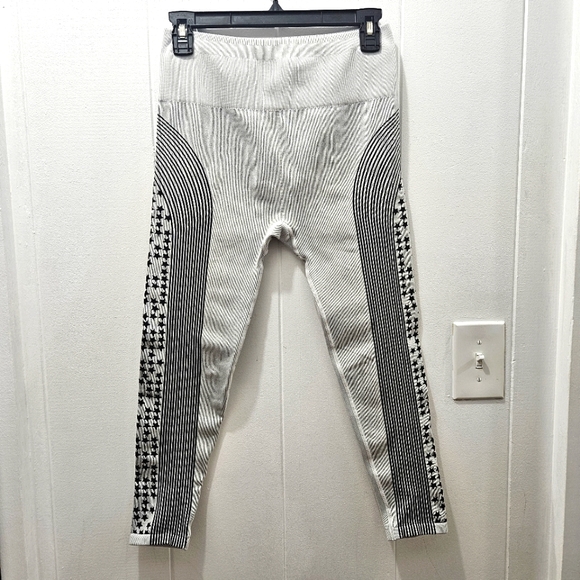 Fabletics High Waisted Seamless Star Capri Leggings Size Medium - Picture 1 of 9
